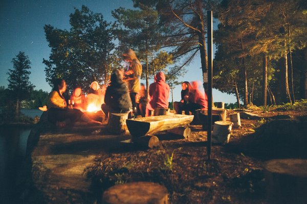 Comment organiser un camping pour une expédition de randonnée équestre en Camargue?